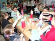 Karmniki dla ptaków powstały dziś w wieluńskiej bibliotece miejskiej